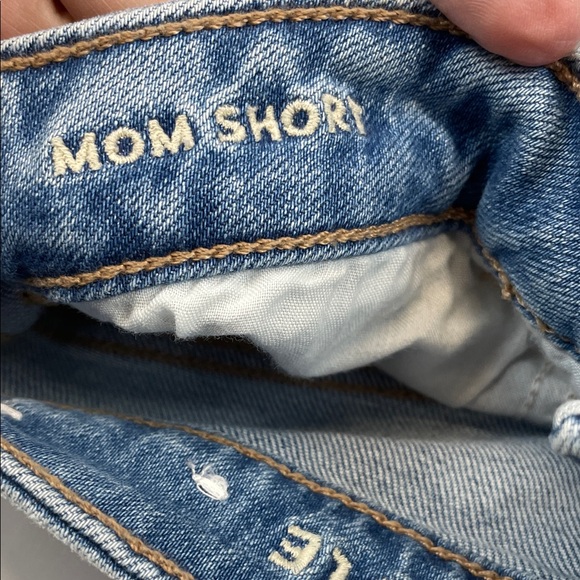 American Eagle Mom Shorts Medium Wash High Rise Cuffed Stretch Denim Sz 0 - Picture 3 of 8